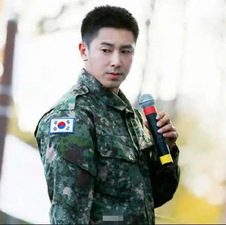郑允浩入伍服役期间作为军乐队成员参加演出彩排