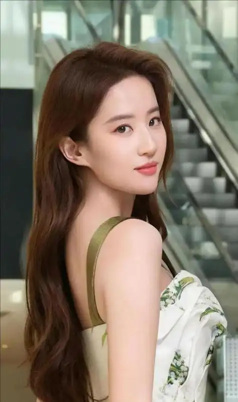 刘亦菲又缝衣服了专门将胸口处挡住其他明星咖位太小不能缝