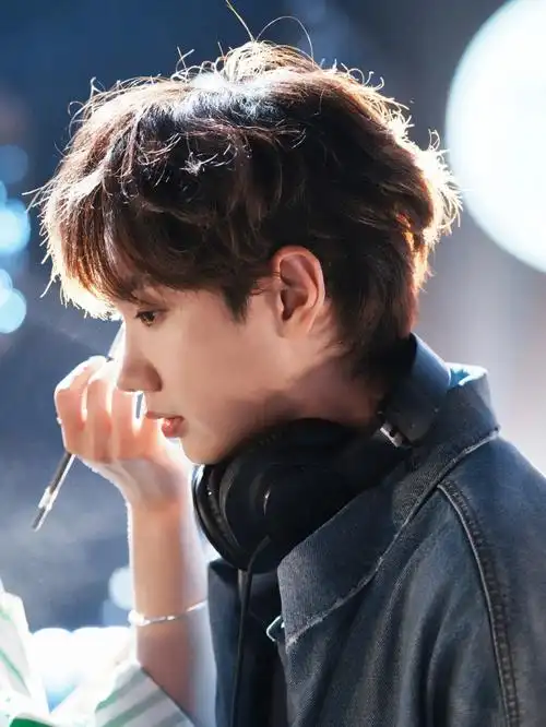 汪苏泷歌手后台不定时plog