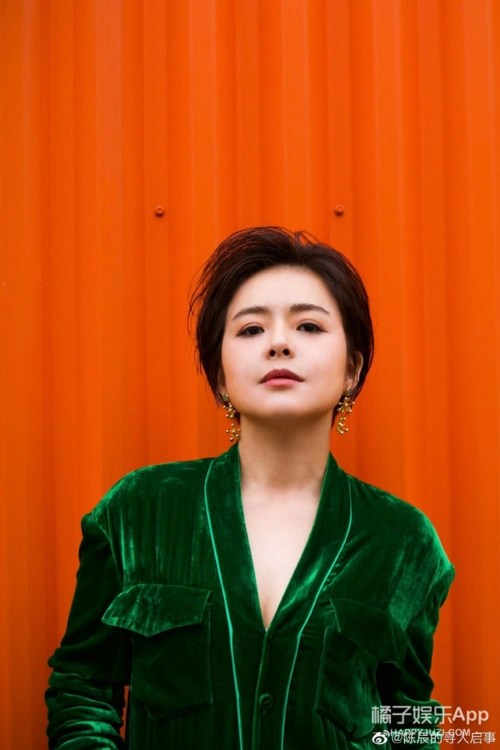 东方卫视一姐陈辰产后回归主持金爵奖 红裙亮相状态大好