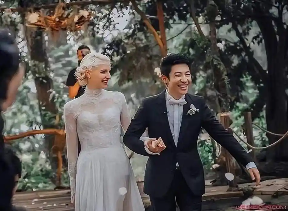 撒贝宁春节携家返乡,一家四口出行抢镜,李白白肤亮眼成焦点?