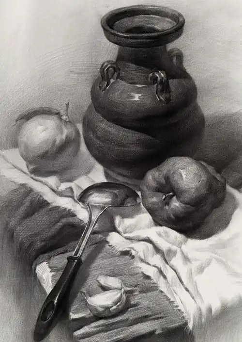 优秀组合素描静物:大勺子 罐子 蒜 黑白衬布 桌面