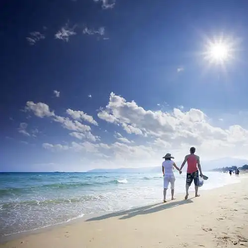 情侣_生活方式_走_海滩_图片大全—全景创意图库(quanjing.