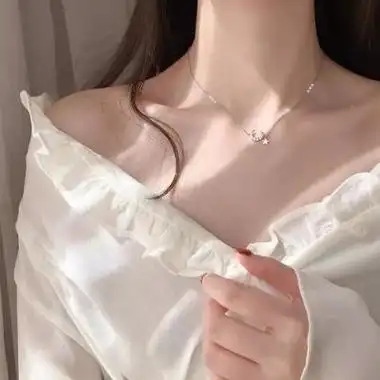 女生露肩露背头像