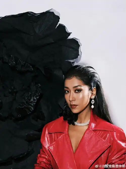 吉克隽逸脖子上的黑玫瑰