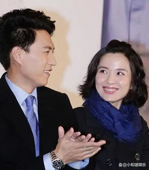 靳东2次爱上离异女受不了江珊女儿的嫌弃脸再娶李佳很幸福