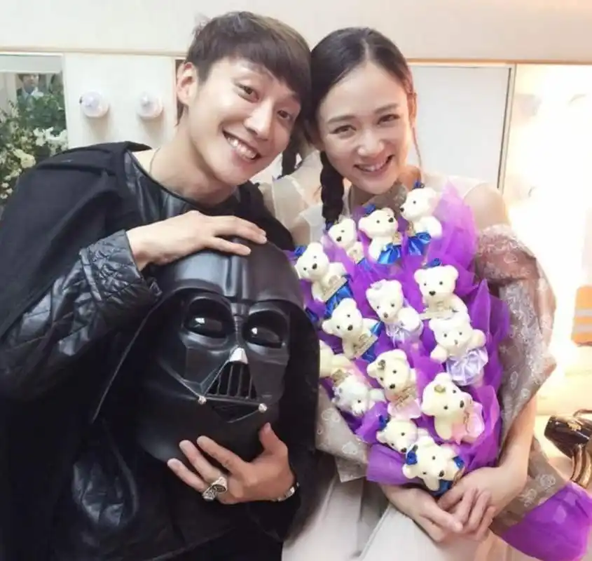 乔任梁去世7年,陈乔恩现身墓地祭拜,跟乔妈牵手热聊宛如母女