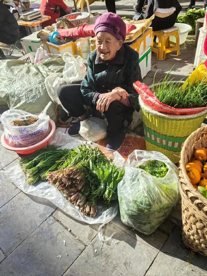 人间烟火气,最抚凡人心.九十岁的老奶奶还在卖菜,我都舍不得和 - 抖音
