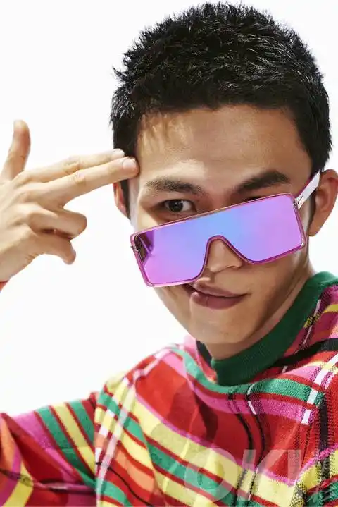 在另一组豹纹look中,李鸿其手臂纹身半隐半露,肌肉线条硬朗匀称,男人