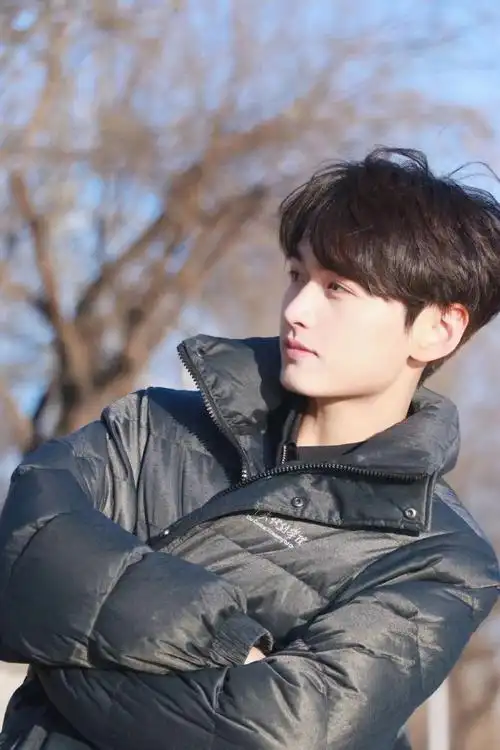 泽东电影新人刘思博#今日泽东电影官宣演员@刘思博bruce出道,正值