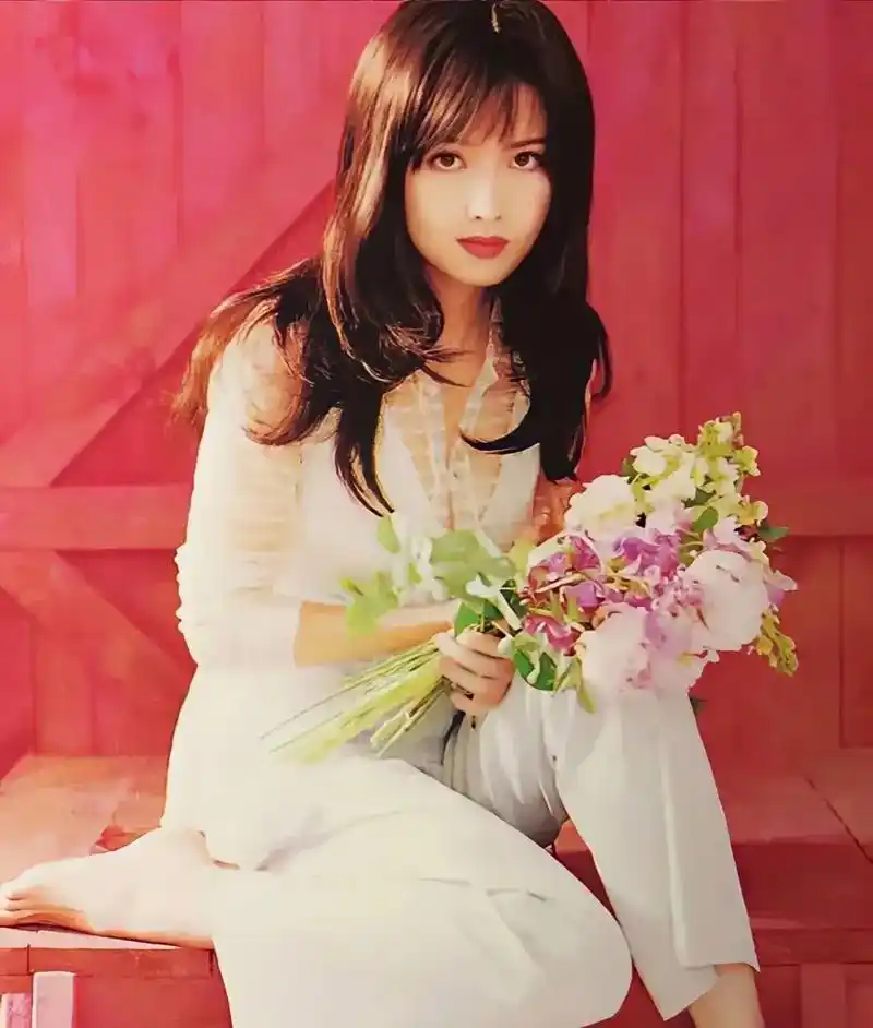 1996年捧着鲜花的周慧敏,美到水灵灵的通透,三十年前周慧敏《出家的