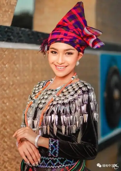 被网友评为最美缅甸女孩的20岁女子前往美国参加选美大赛