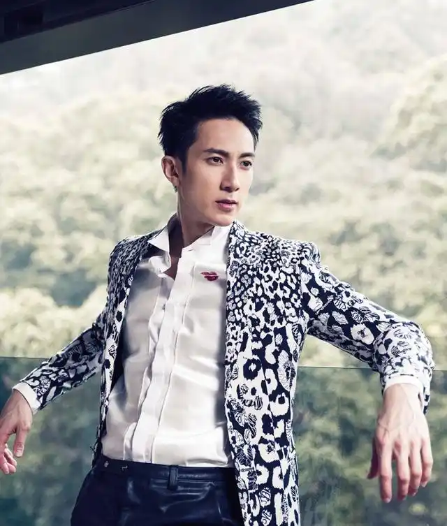 冯绍峰的父亲是纺织业巨头,家族业务遍布沿海,身家近