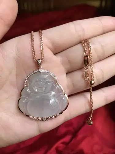 翡翠佛公,刚拿到手,感觉跟卖家拍的不太一样,镶嵌18k,不是南非钻,3500