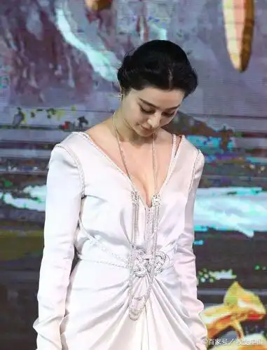 范冰冰也胖了?穿白色露背礼裙勒出赘肉,真是不太美