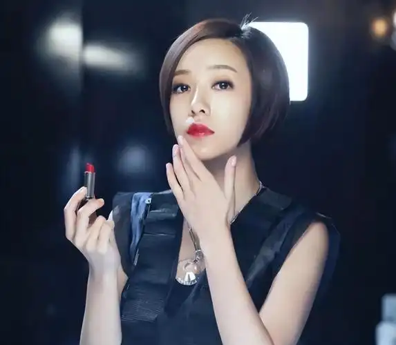 郭采洁也是换发型如换头的代表明星,生涯前期的她留着齐刘海短发,尽管