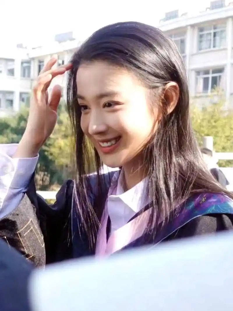 王楚然毕业照,上戏班花,同班好多明星啊 #浪漫生活的记录者# #王楚然