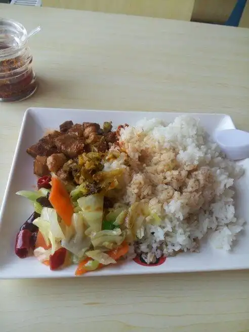 普通吃饭照片真实照片这个简单啊找一个你的同事或