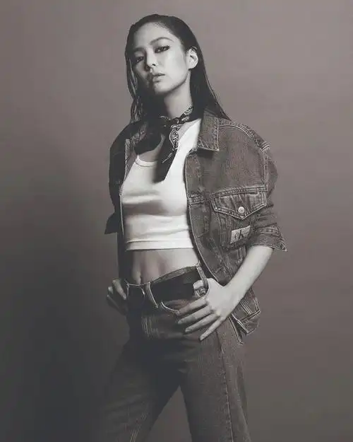 jennieck内衣大片曝光烟熏妆湿发你顶得住啊