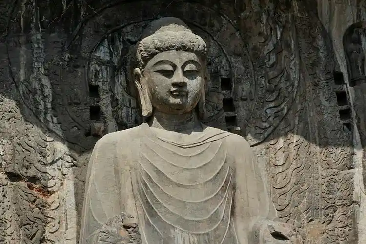 主佛为卢舍那大佛,卢舍那意即光明遍照.