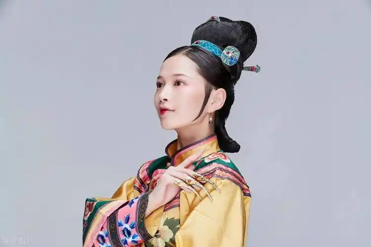 重温《康熙王朝》:探寻康熙将16岁的蓝齐儿嫁给仇敌的真相.