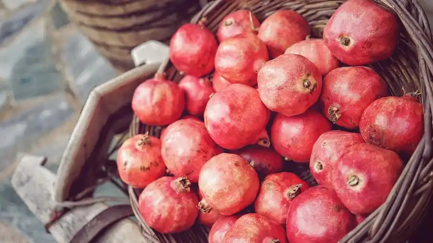壁纸 许多红色成熟的石榴,水果