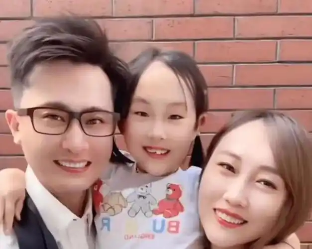 央视主持人杨帆娶平庸妻子李松奇婚后生两女大女儿让他闹心