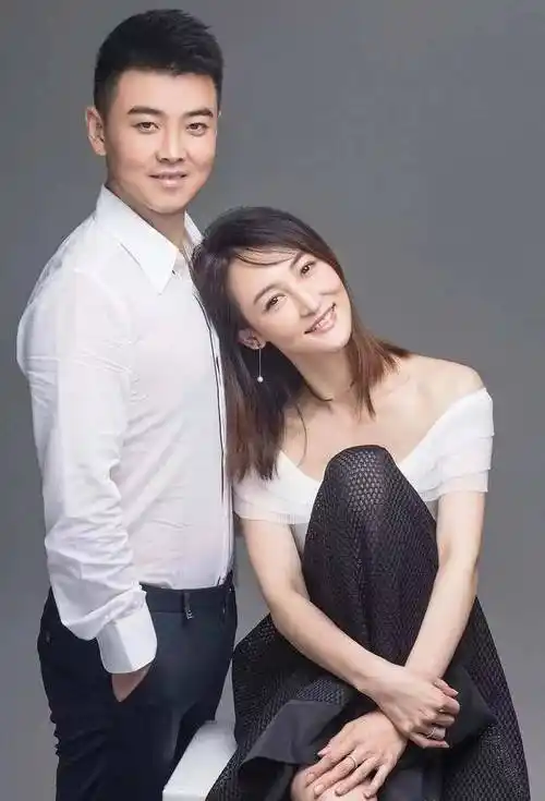 王浩妻子闫博雅美照,35岁颜值气质依旧,少女感十足!_丈夫_王皓_名字