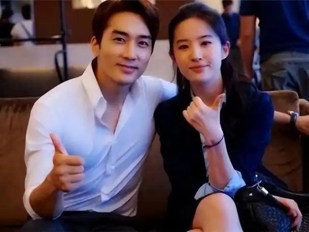 刘亦菲老公是谁呀 个人资料(刘亦菲与宋承宪的亲密照)(8)