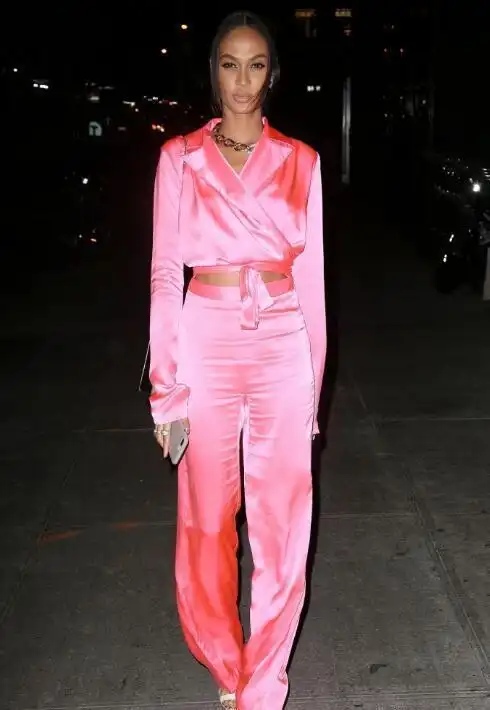 29岁的超模 joan smalls(琼·斯莫斯)在纽约出席《v》杂志和老佛爷