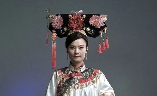 她和姐姐同时入宫,姐姐受宠封为皇后,她被封为嫔妃独守空房