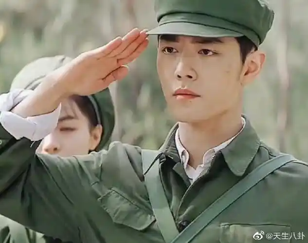 王牌部队肖战敬礼剧照