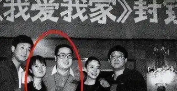 宋丹丹自己住2亿豪宅,送剧组茅台跨年,为啥却让巴图住普通小区