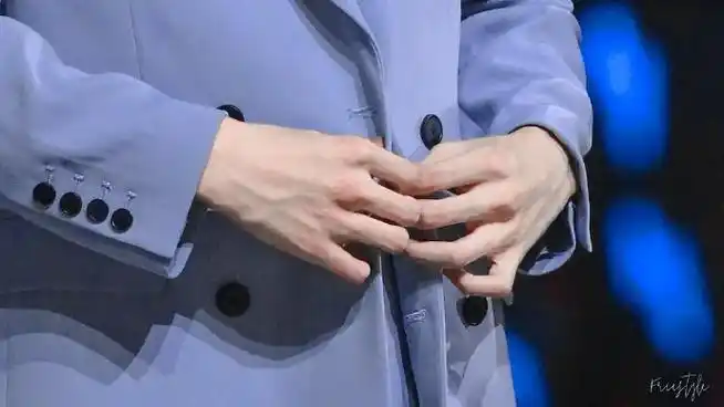 白皙修长,骨节分明的双手好想牵  #翟潇闻 2021星光熠熠#@r1se