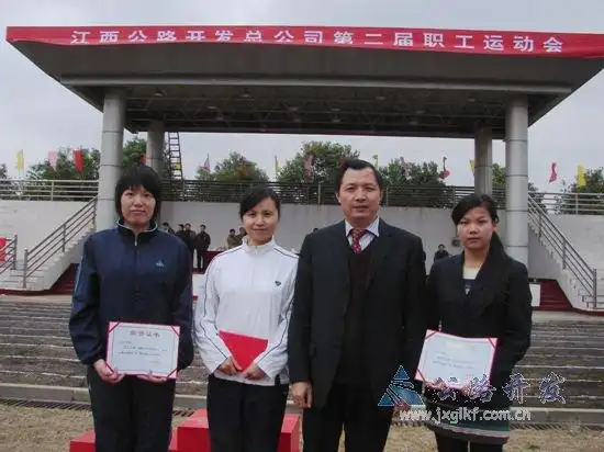 梨温选手王晓玉蝉联女子100米甲组冠军