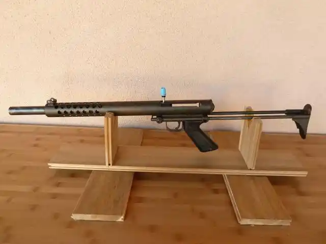 它只能打单发,结构非常简单,也被称作是"穷人的霰弹枪".