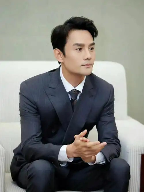 王凯参加活动西装照