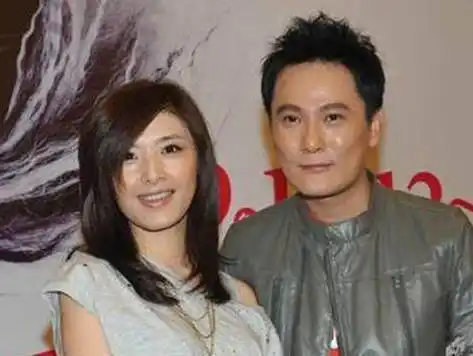 54岁张信哲单身28年,至今不婚,捐光上亿资产,竟然都是为了她