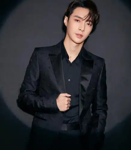 偶像明星张艺兴精美写真利落又潇洒诠释别样时尚