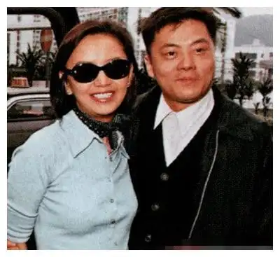 一人抚养儿子成冠军,今53岁不输刘嘉玲|曾华倩|梁朝伟|林肇基_新浪