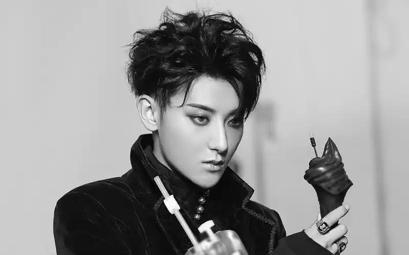 黄子韬精致暗黑系高清桌面壁纸