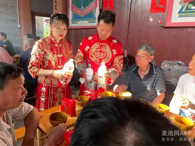 婚礼现场农村结婚摆酒都是在祠堂里场面热闹又接地气是不是和你家乡一