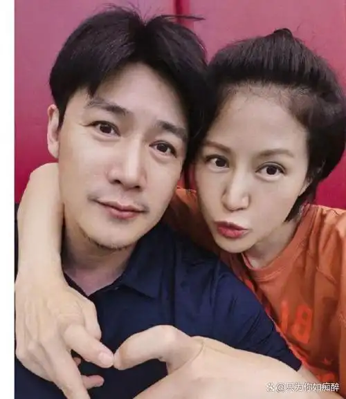 中秋节期间,明星·陆毅和妻子鲍蕾在个人社交平台上晒出了一家四口