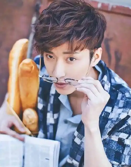 《好声音》学员张赫宣晒近照,硬汉变小鲜肉,五官精致撞脸乔任梁_比赛