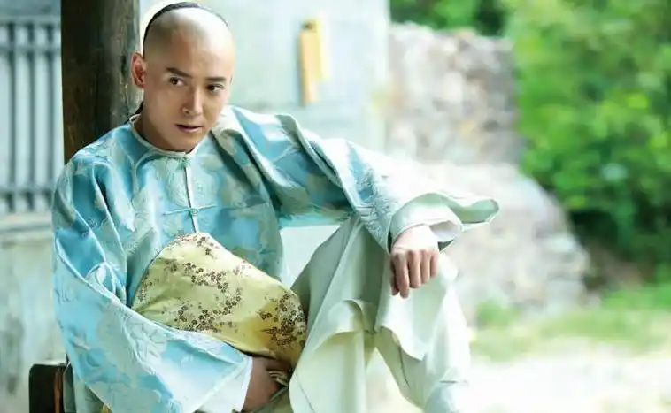 回顾他因长相太帅从工地搬砖到改行演戏娶了经纪人为妻