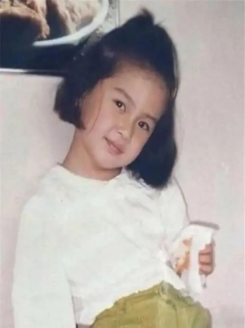 女明星童年照彰显优越基因贾玲美到认不出章子怡娜扎秀气高级