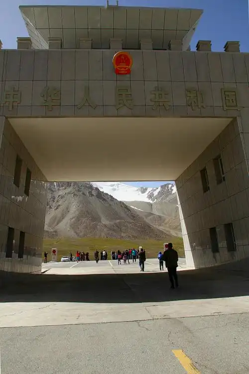 实拍中巴界碑前两国游客友好互动场景