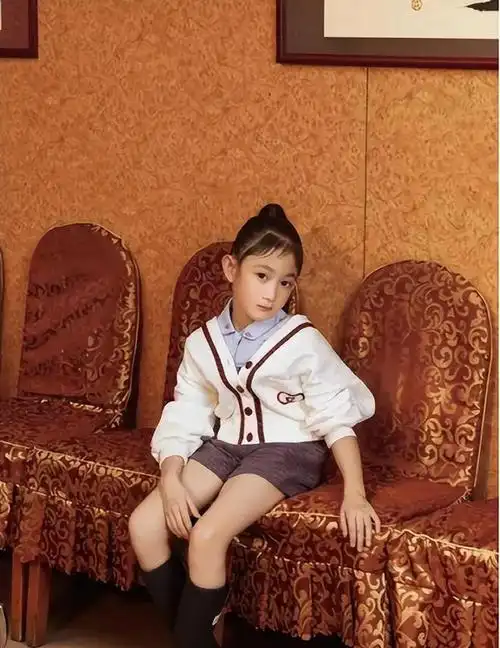 李小鹏一家游迪士尼,小奥莉"等比例"长大,五官像爸身材却像妈