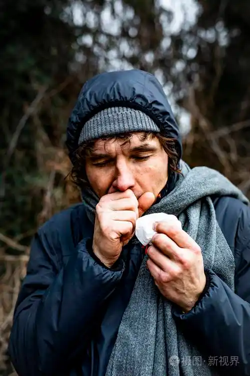 多云寒冷的日子里一个生病咳嗽的男人走在街上流感季节感染