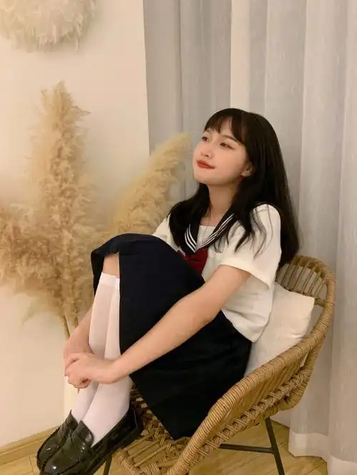 感觉纯色裙更好看,基础款最经典#jk写真 #拍照姿势  #jk室内拍照